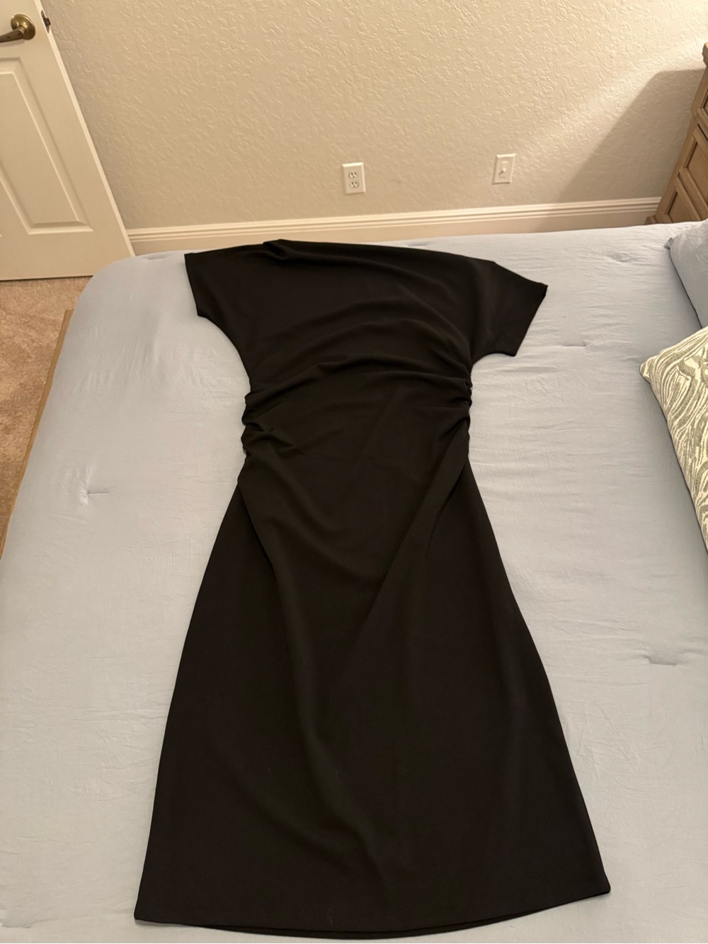 Gibson Latimer Elegant Black Midi Dress with Subtle Waist Ruching